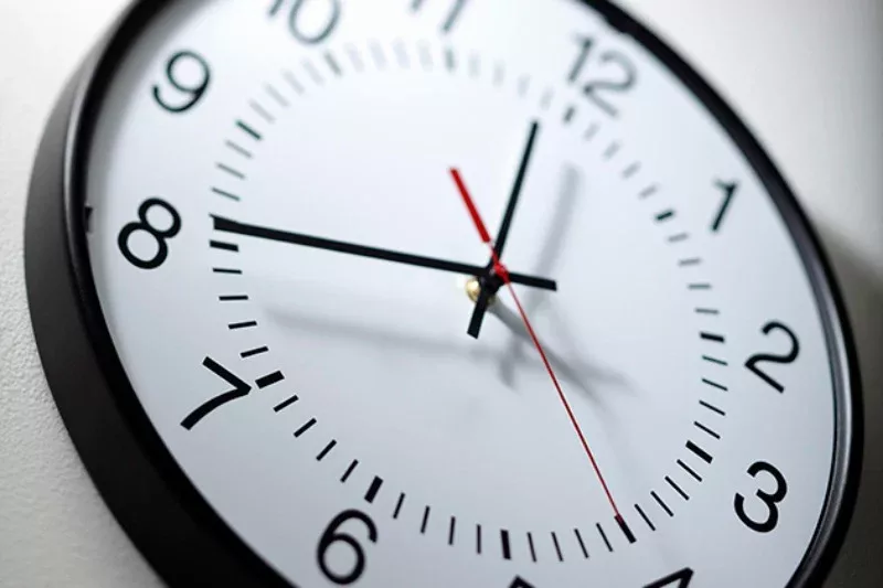 Marokkói Ombudsman Közbeavatkozik a GMT+1 Időzóna Politikával Kapcsolatban